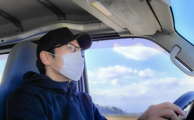 眼鏡が曇りにくく息苦しさを軽減できるマスク装着方法