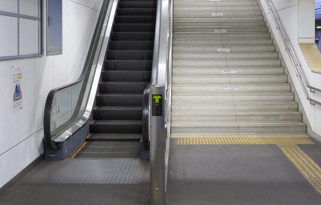 駅の階段は健康のバロメーターだ、エスカレーターは使うな！