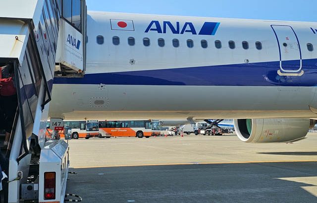 小松行きANA751便は、かなり久しぶりの羽田空港沖止め、A351のエンジンが目の前に！