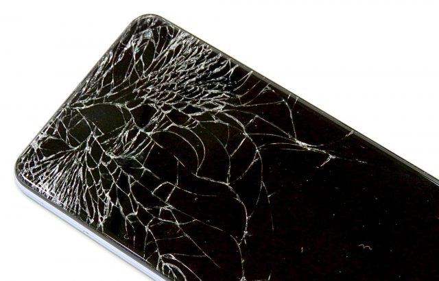 iPhone 15 Proは背面ガラスが割れやすい？？？iPhone 15 Proの修理費用は？